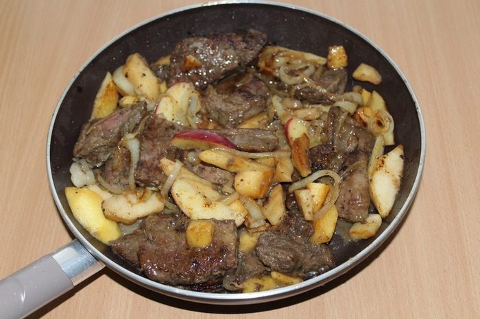 Печень с яблоками и луком