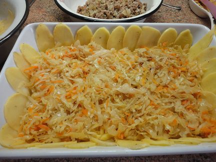 Картофель с мясом и капустой