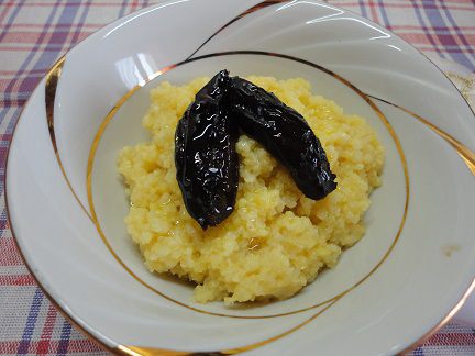 Каша пшенная с черносливом
