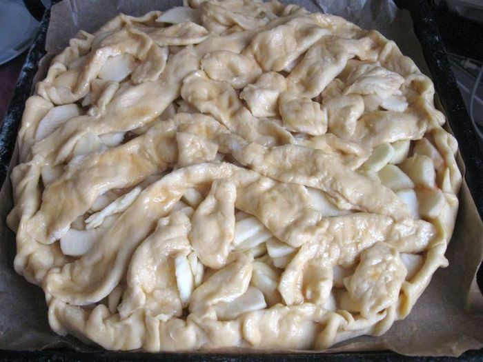 Пирог из заварного теста с яблоками 