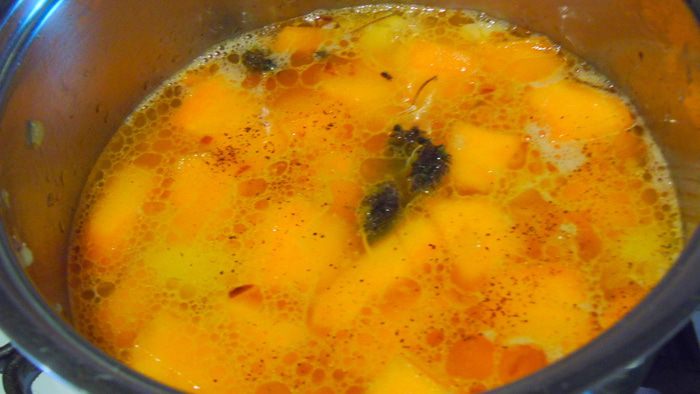 Тыквенный суп с тимьяном и яблоками в карри