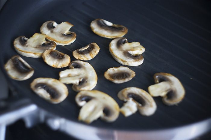 Паста из цукини с томатным соусом и овощами