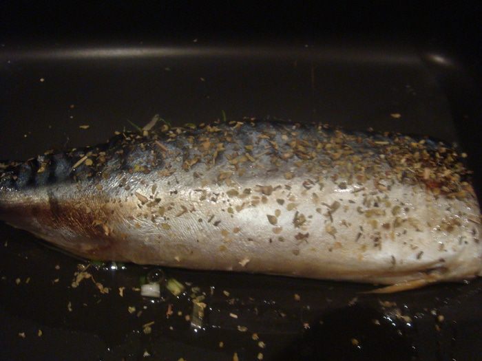 Запеченная скумбрия с травами