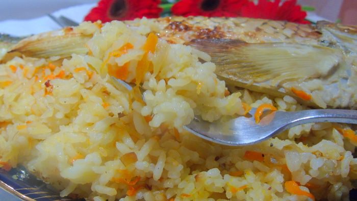 Карп, запеченный с рисом