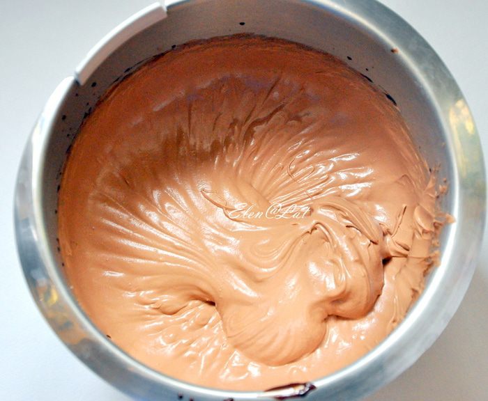 Шоколадно-миндальный кекс со сливами