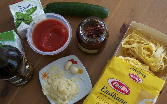 Феттучине с цукини и песто из вяленых томатов