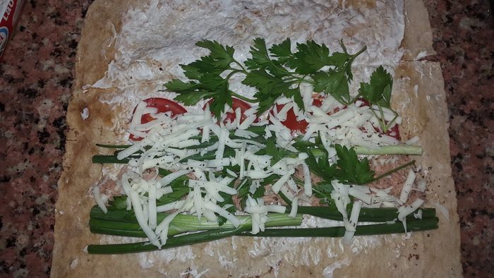 Лаваш, запеченный с тунцом, помидорами и сыром