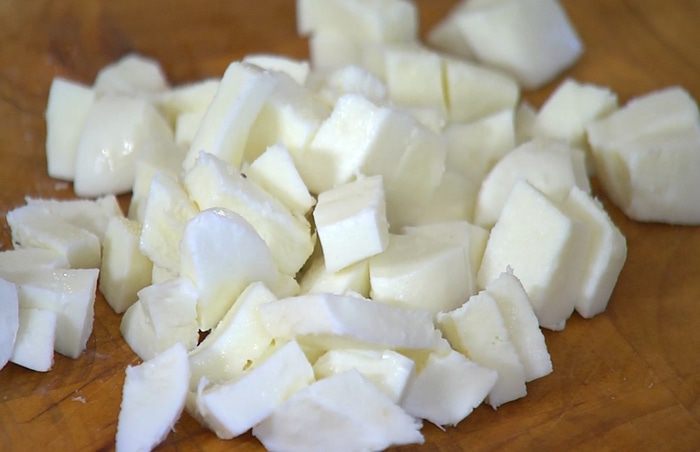 Теплый салат из пенне с ветчиной и руколой