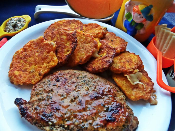 Тыквенные &amp;quot;драники&amp;quot; с пармезаном и курица в итальянских приправах
