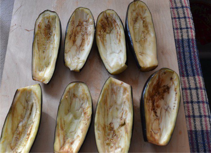 Баклажанные лодочки, начиненные мясом и белыми грибами, под сырной шубкой.