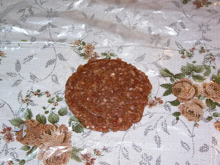 Котлеты с начинкой из шпината под томатным соусом