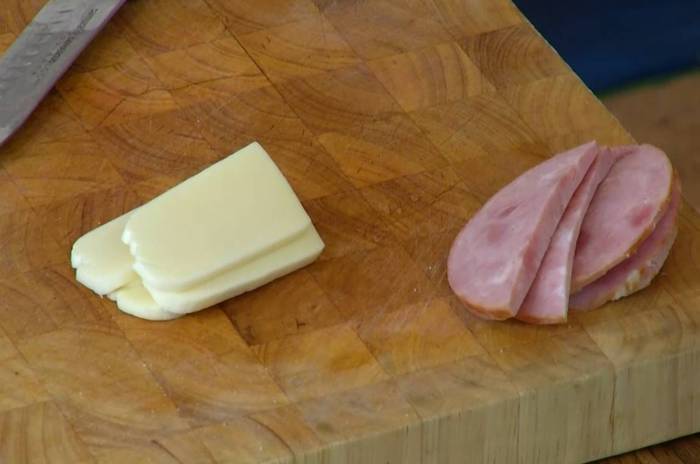 Эскалопы с ветчиной и сыром