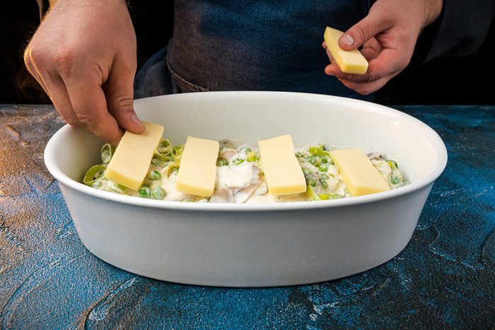 Запеченный палтус с шампиньонами и горошком 