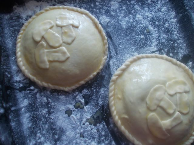 Мини-пироги с квашеной капустой и грибами