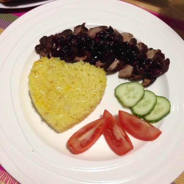 Утиная грудка с коньяком и ягодным соусом