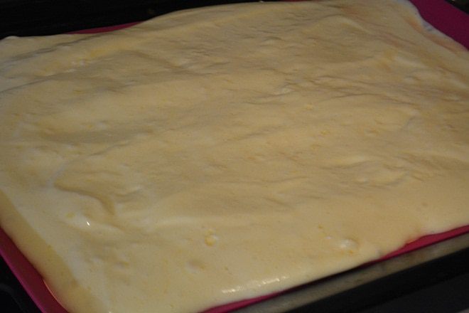 Бисквитный рулет с манго и сметанным кремом