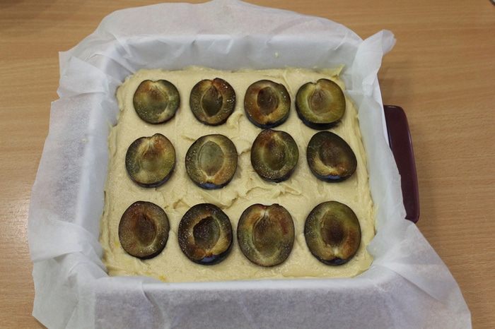 Сливовый пирог с кардамоном