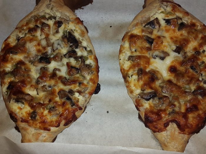 Лодочки из слоеного теста с грибами и сыром