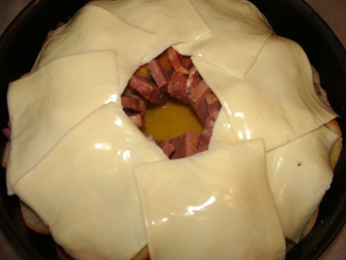 Яичный коблер с мясом и пряными вялеными помидорками