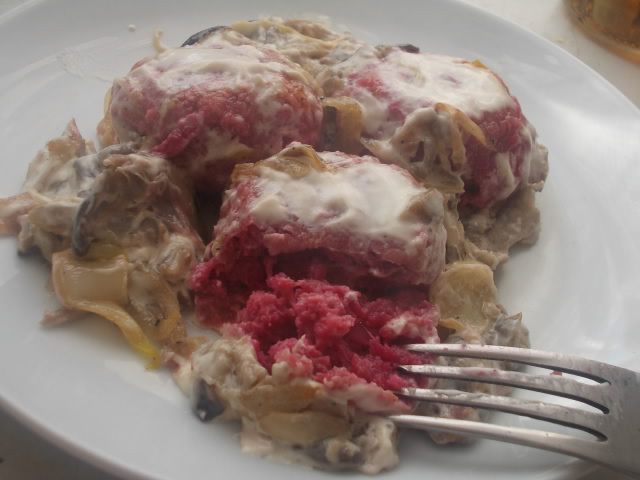 Розовые котлетки под сливочно-грибным соусом