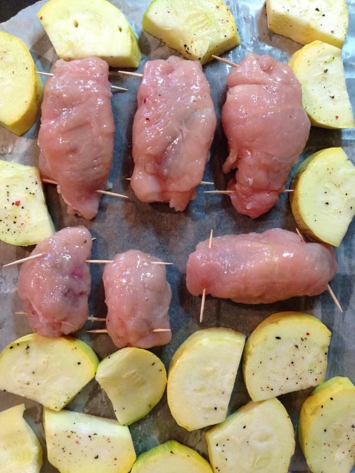 Куриные рулетики с моцареллой и вишней