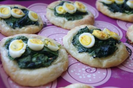 Мини-пироги из творожного теста со шпинатом