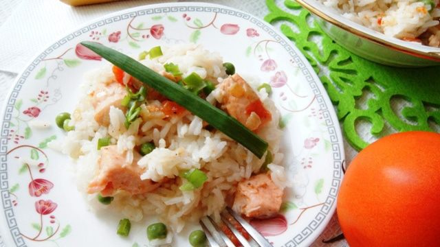 Быстрый плов с рыбой и зеленым горошком