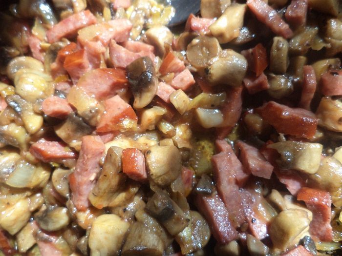 Омлет в булочке с шампиньонами и колбаской