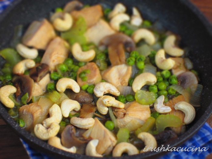 Куриная грудка с кешью в соевом соусе