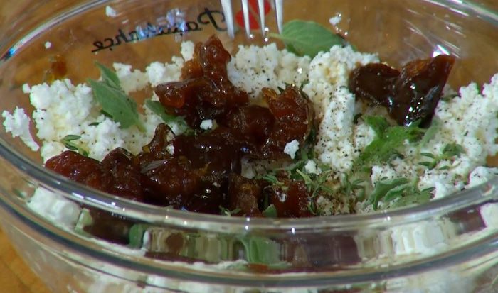 Цыплята, фаршированные творогом, грудинкой и виноградом