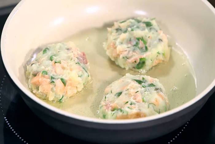 Картофельные биточки с форелью, укропом и каперсами 