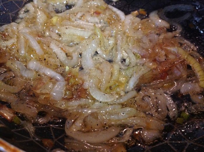 Стромболи с курицей, грибами и карамелизированным луком