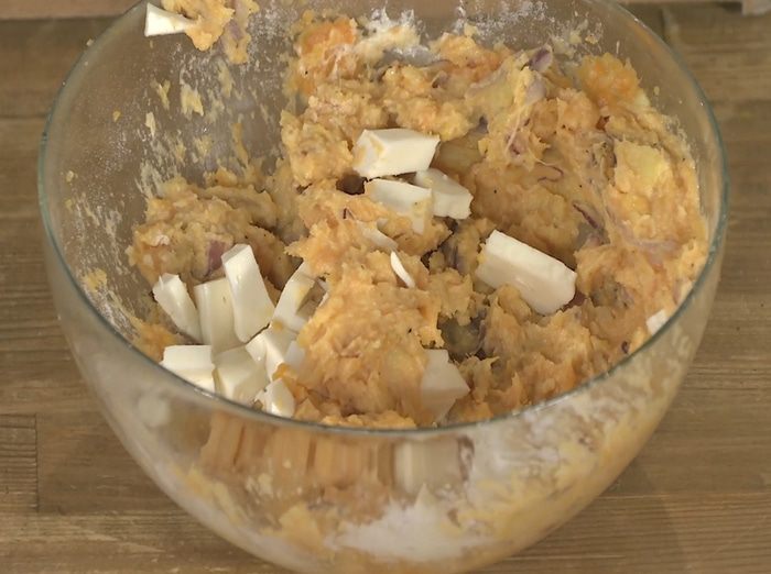 Картофельные оладьи и запеченный перец с сосисками 