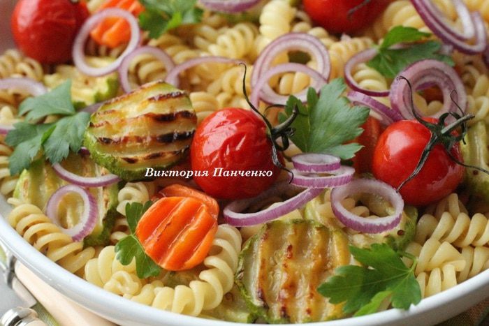 Теплый салат с пастой джирандоле и запеченными овощами