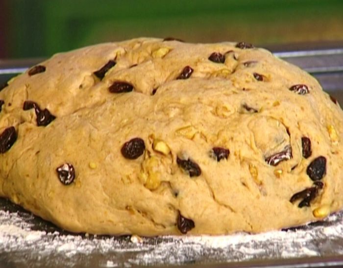 Домашний хлеб с корицей и изюмом