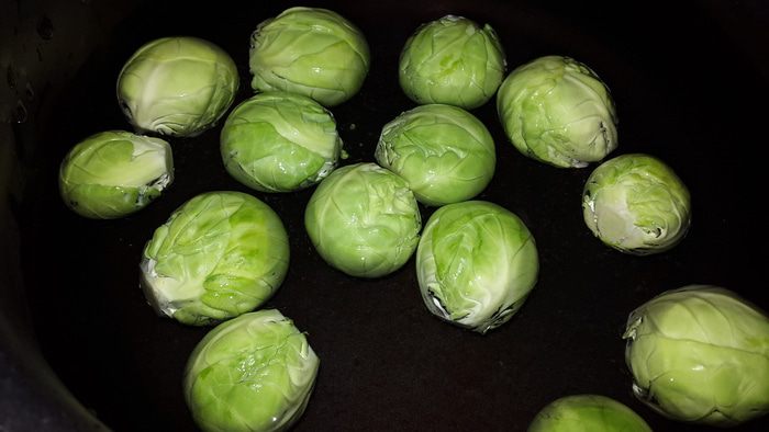 Брюссельская капуста с каштанами, грибами и вялеными томатами