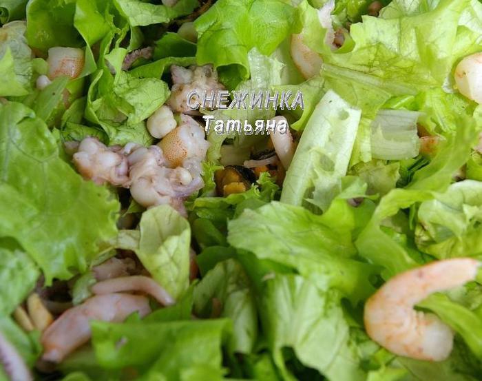 Салат из морепродуктов с грушей и вялеными томатами