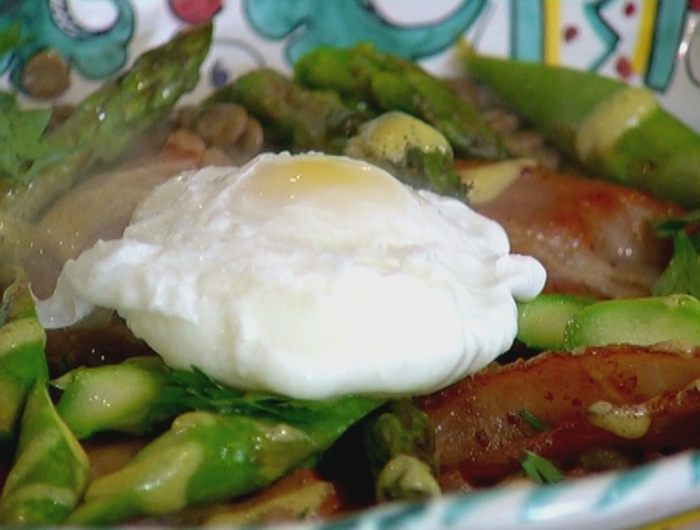 Чечевица с яйцом пашот, беконом и спаржей 