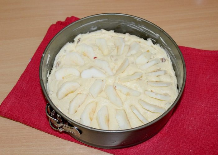 Итальянский яблочный пирог с изюмом