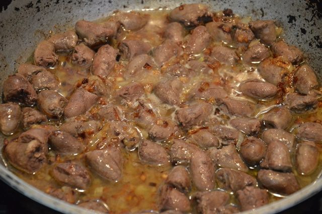 Куриные сердечки в сырном соусе