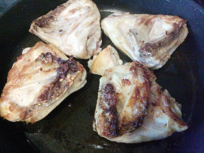 Курица, тушенная в сидре с яблоками 