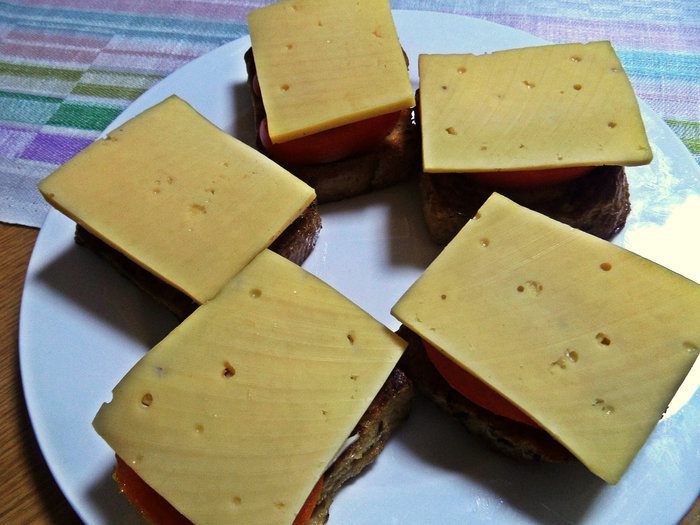 Гренки с овощами под сыром