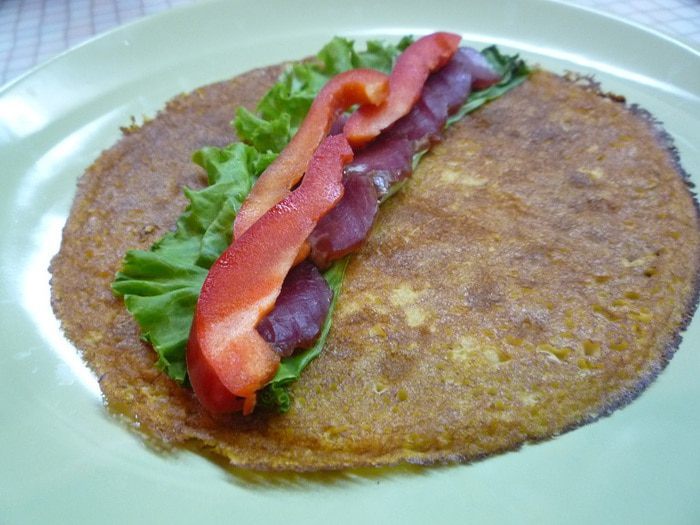 Блинные рулетики из тыквы с копченостями и йогуртом