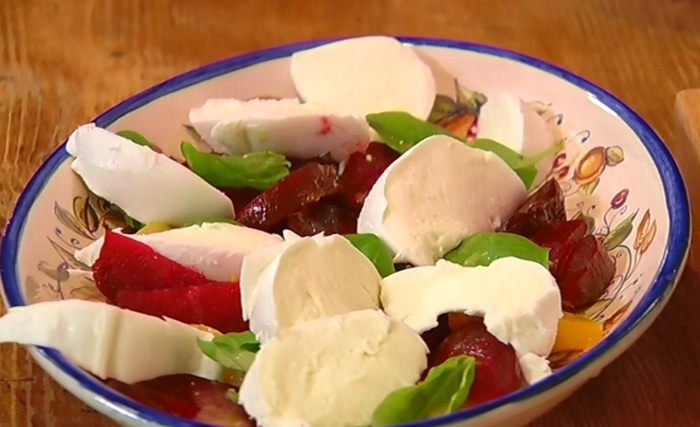 Салат из запеченной свеклы а ля капрезе 