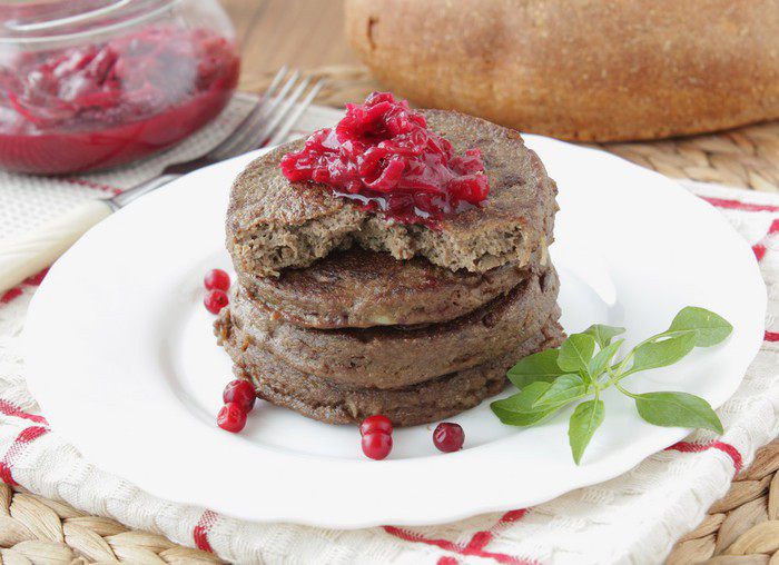 Печеночные оладьи с брусничным соусом