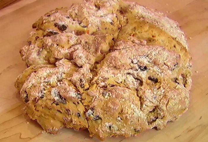 Хлеб с оливками и вялеными помидорами 