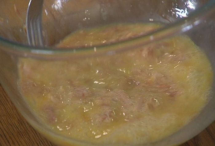 Фриттата с тунцом, кабачком и сладким перцем 