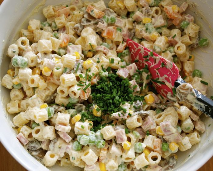 Салат из ветчины и макарон под соусом рикотта