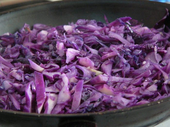 Салат из краснокочанной капусты с йогуртом и чесноком