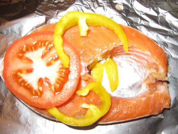 Семга с помидорами и перцем, запеченная в фольге
